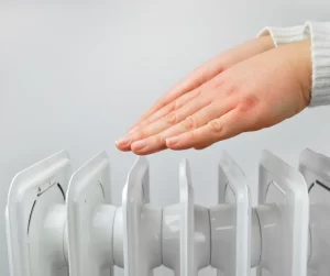 Mains de femme sur un radiateur