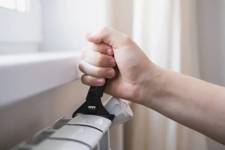 Réparation d’un radiateur en cours