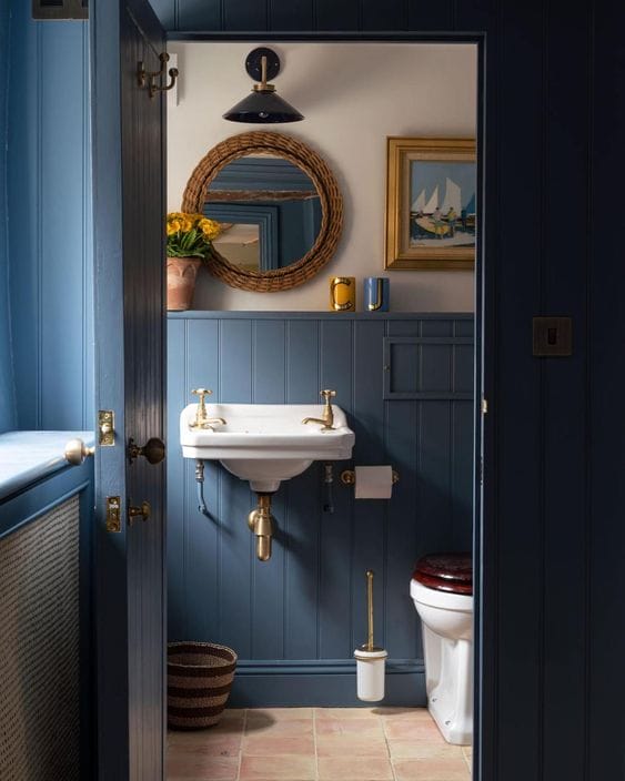 Salle de bain rétro bleu marine et blanche avec détails nautiques