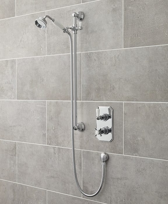 Système de douche rétro chromé avec pommeau de douche et mitigeur de douche thermostatique exposé