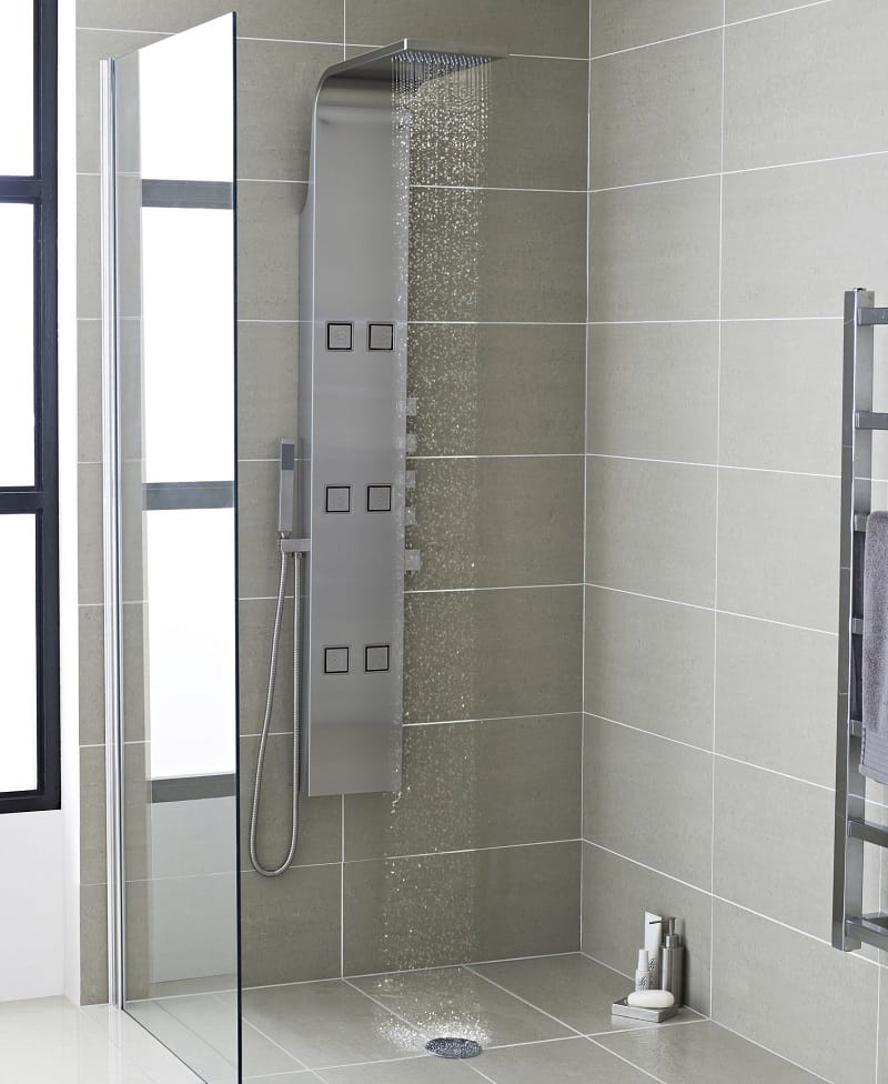 Douche à l’italienne avec colonne de douche avec douchette et pommeau en cascade