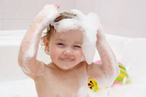 laver les cheveux de son enfant