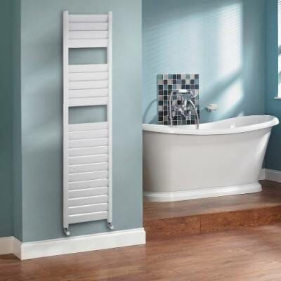 Chauffage idéal dans la salle de bains avec un sèche serviette moderne blanc