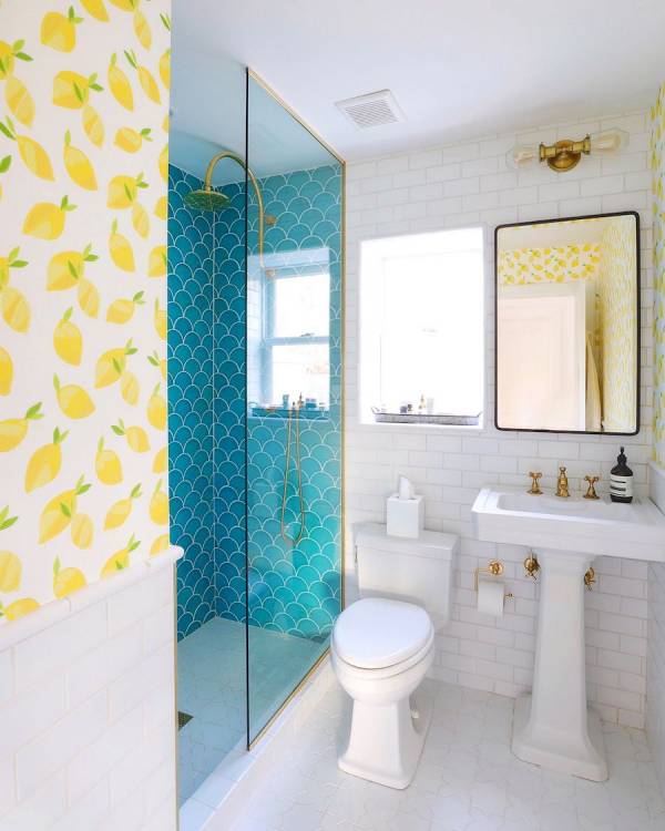 Salle de bain jaune et bleue