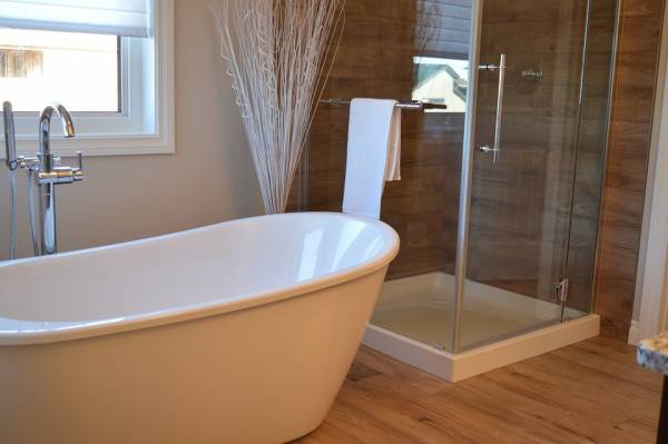 Salle de bain tons café et neutres