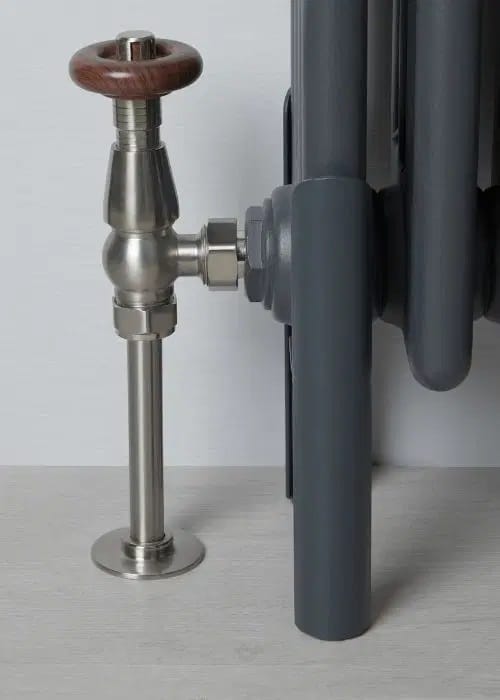 Robinet de radiateur mécanique raccroché à un radiateur style fonte anthracite