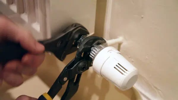 Réglage de l'écrou de presse-étoupe du radiateur à l'aide d'une clé à molette