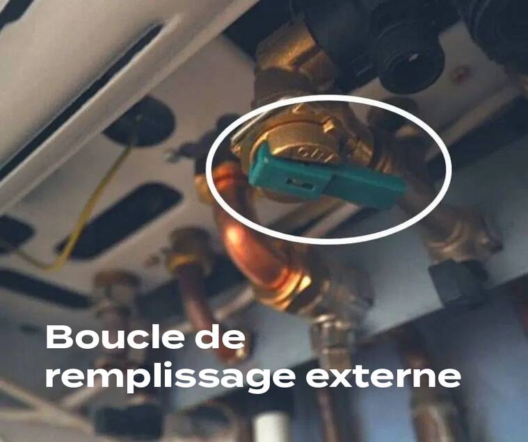 Tuyauterie au-dessous d’une chaudière avec boucle de remplissage externe encerclée