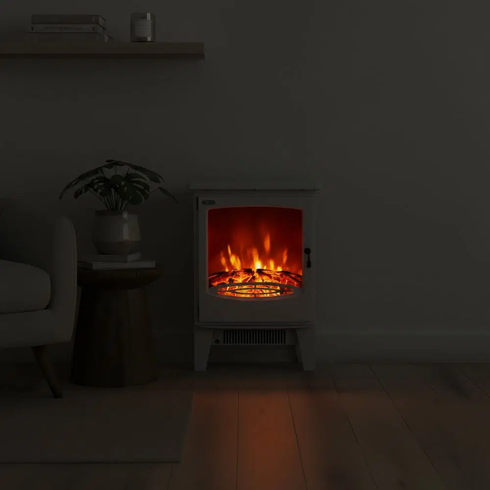 Poêle électrique blanc allumé dans un décor de salon épuré et clair avec lumière tamisée