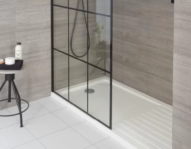 Douche italienne avec receveur avec zone de séchage blanc et paroi façon verrière