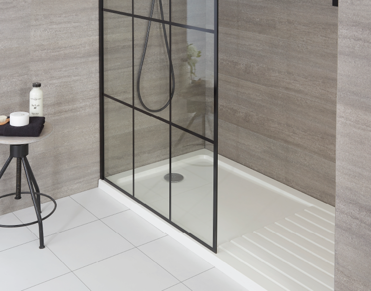 Douche italienne avec receveur avec zone de séchage blanc et paroi façon verrière