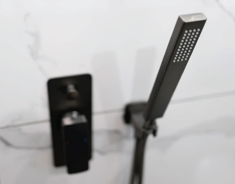 Douchette moderne noire avec mitigeur flouté