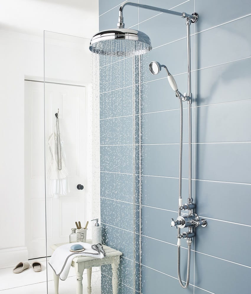 Kit de douche chromé rétro avec pommeau de douche et douchette sur rampe