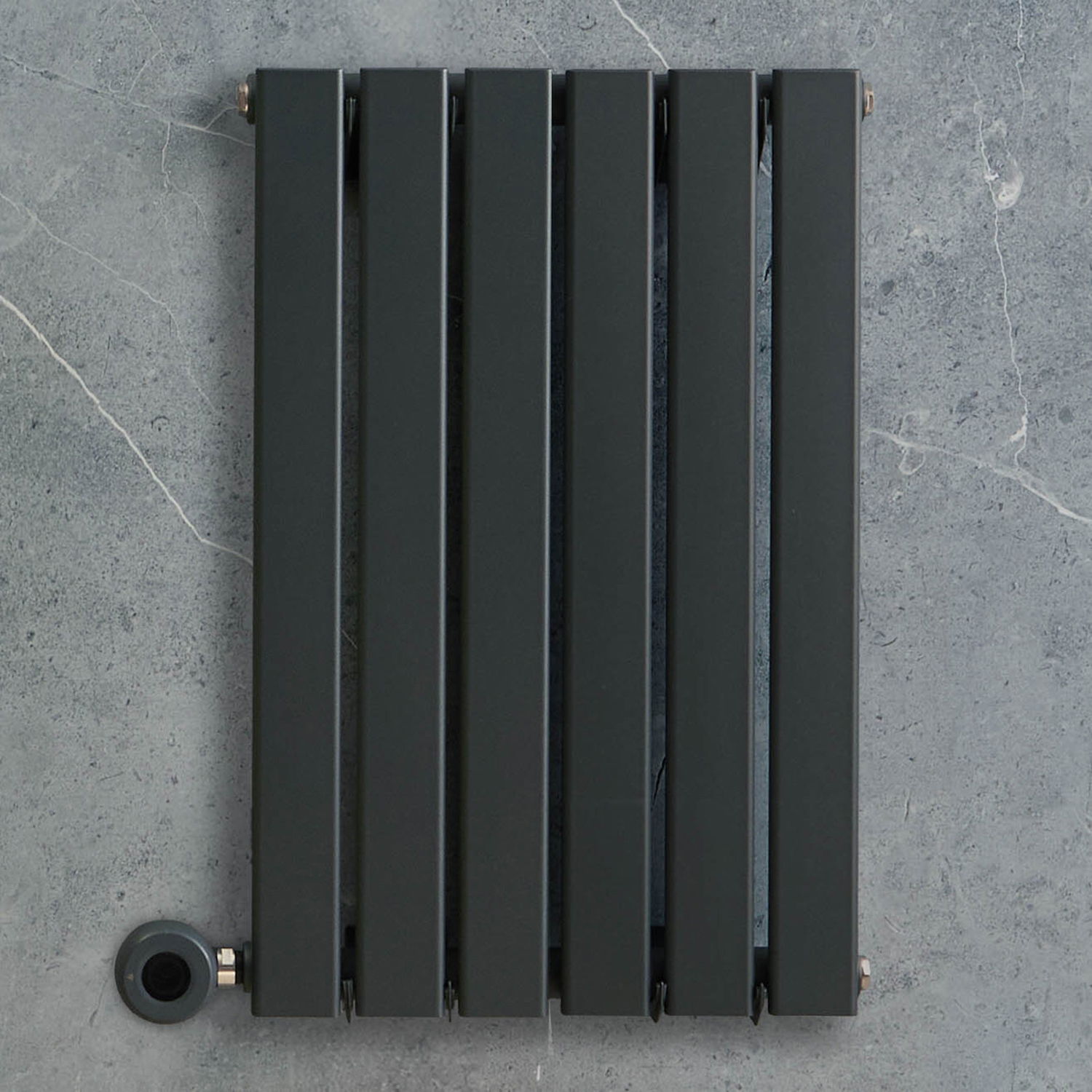 Radiateur design électrique horizontal – Anthracite – 63,5 cm x 42 cm – Avec thermostat intégré – Câblé – Delta – ECOSO par Hudson Reed