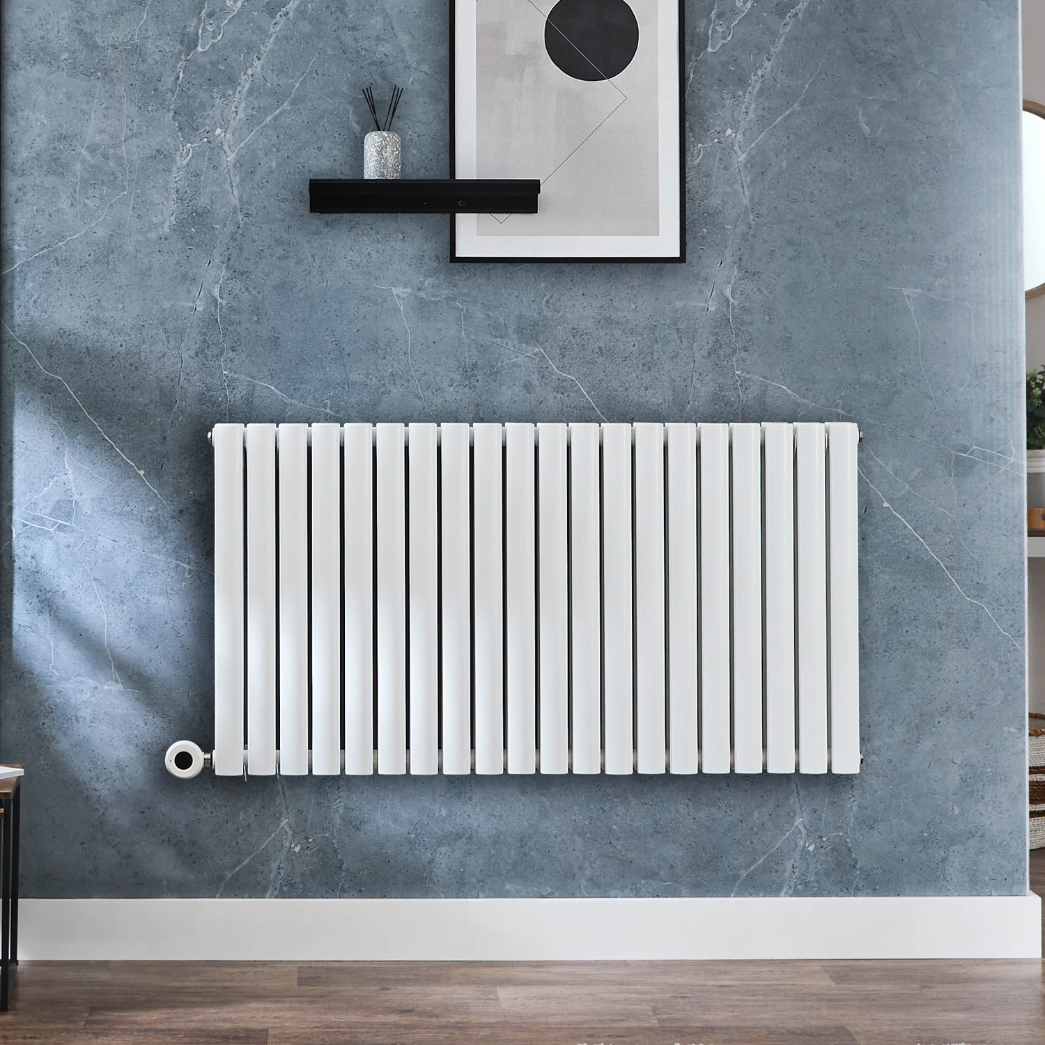 Radiateur design électrique horizontal – Blanc – 63,5 x 118 cm - Avec thermostat connecté - Sur prise - Vitality – ECOSO x Hudson Reed